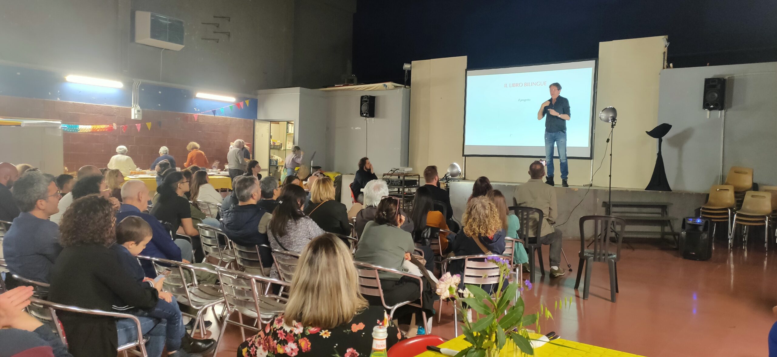 Il presidente di Teatro Il David Rosario Liotta durante la presentazione del nostro primo libro bilingue il 13 maggio 2023: L'Isola di Martha pubblicato con Edizioni Underground?